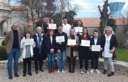 7 des 10 participants avec leurs diplômes, entourés par les membres du jury (Jany, Philippe) et Mme Sabine Largeau, enseignante