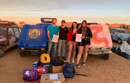 Les équipages du 4L Trophy distribuent les fournitures scolaires collectées par le Rotary de Barbezieux.